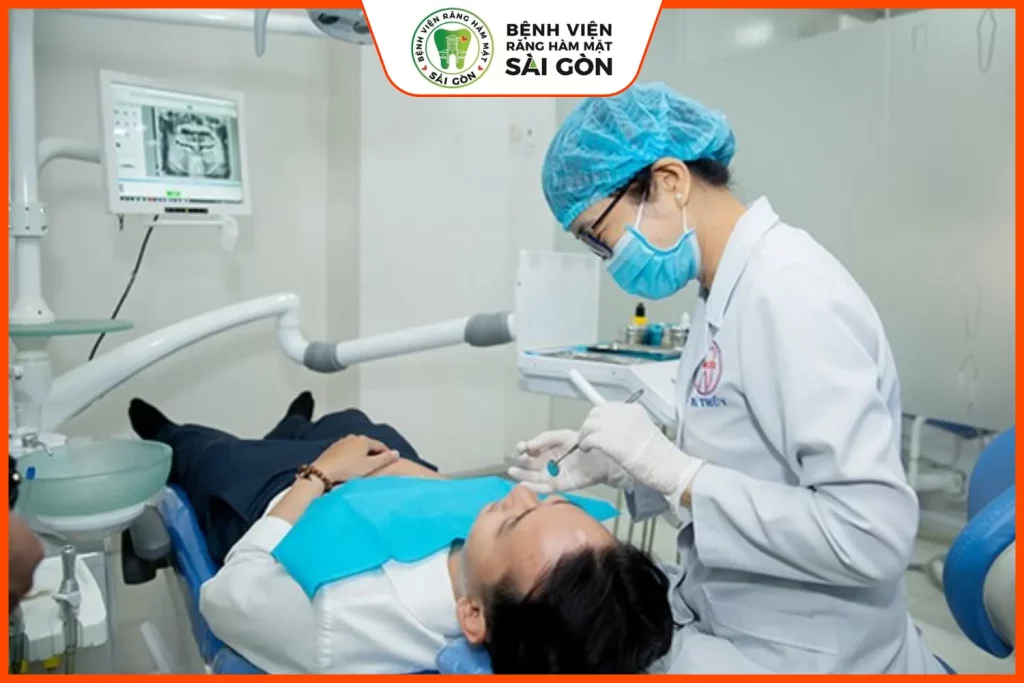 Bác sĩ khám cho bệnh nhân tại Bệnh Viện Răng Hàm Mặt Sài Gòn