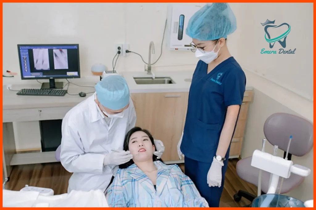 Hình ảnh Bác sĩ khám cho bệnh nhân tại Nha Khoa Emera Dental