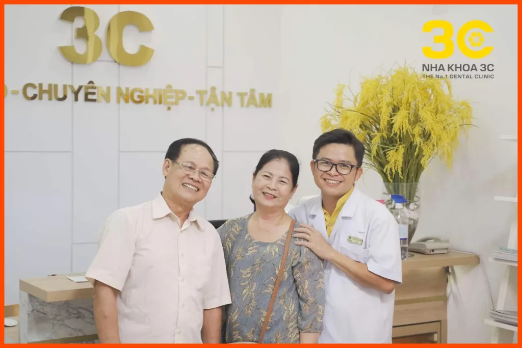 Hình Bác sĩ cùng bệnh nhân tại Nha Khoa 3C