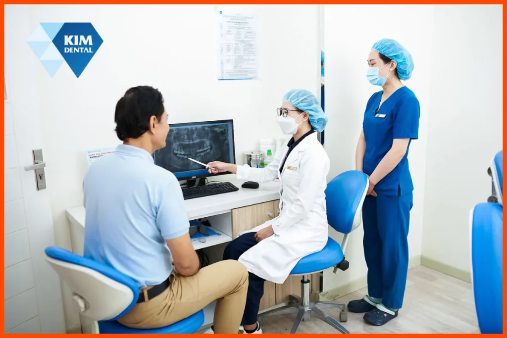 Hình Bác sĩ lên kế hoạch cho bệnh nhân tại Nha khoa Kim