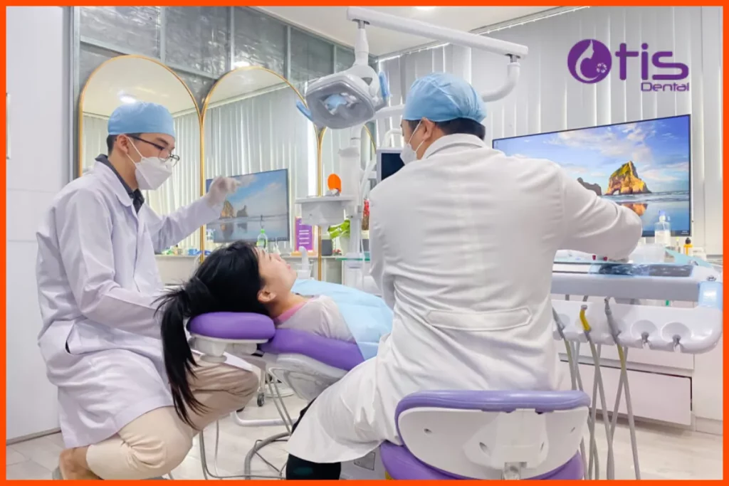 Bác sĩ đang khám cho bệnh nhân tại Nha khoa Otis