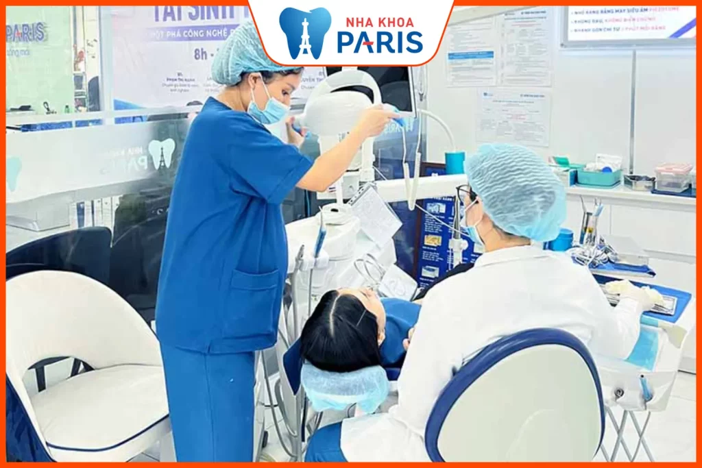 Bác sĩ khám cho bệnh nhân tại Nha Khoa Paris