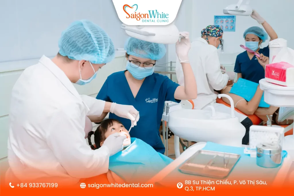 Hình bác sĩ khám răng cho bệnh nhân tại Nha khoa Sài Gòn White