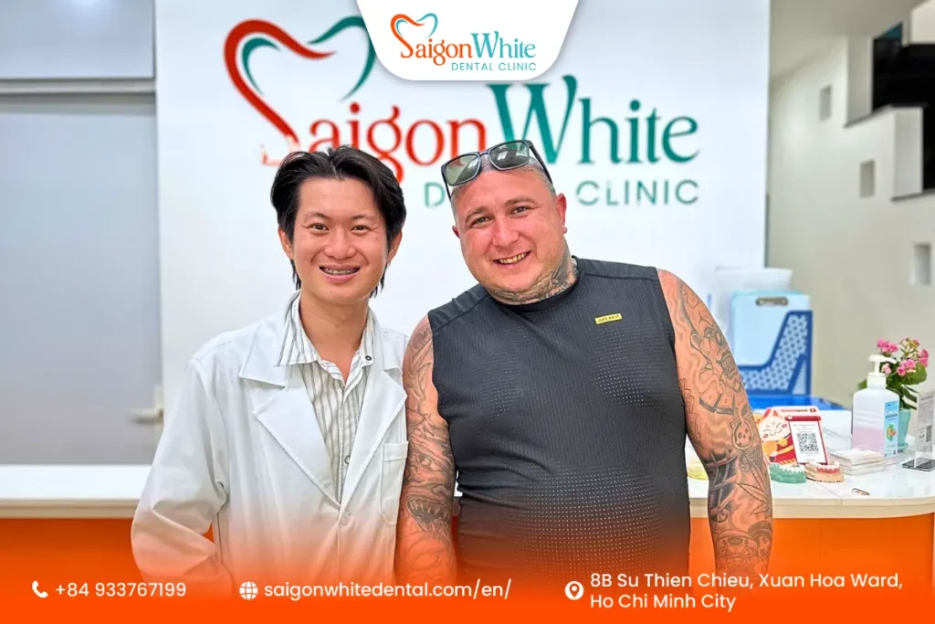 A foreign guest gets a gold tooth crown at Saigon White Dental Clinic