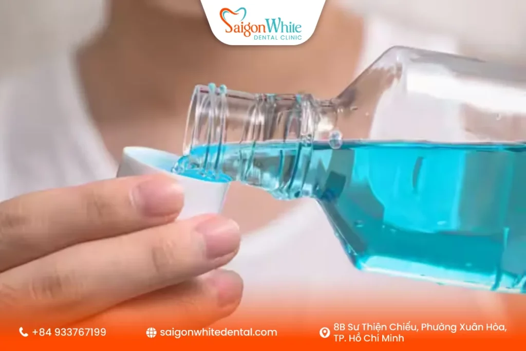 Súc miệng với nước súc miệng dịu nhẹ