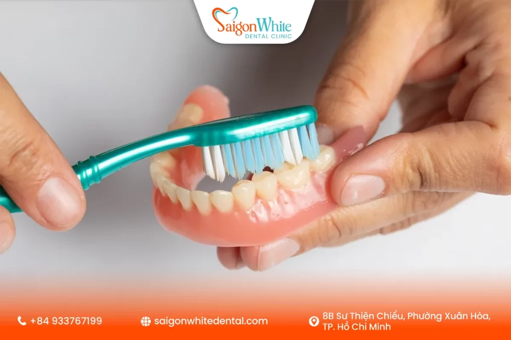 Cách chăm sóc răng giả tháo lắp để dùng bền hơn