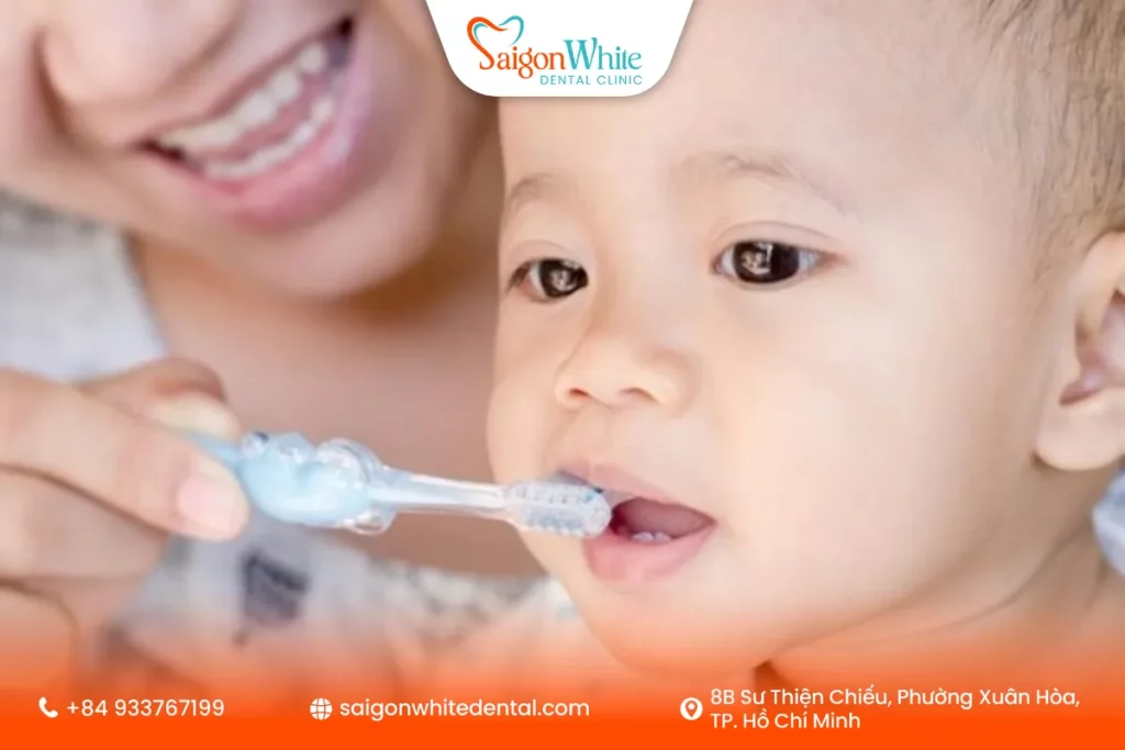 Dùng kem đánh răng và bàn chải phù hợp với bé.