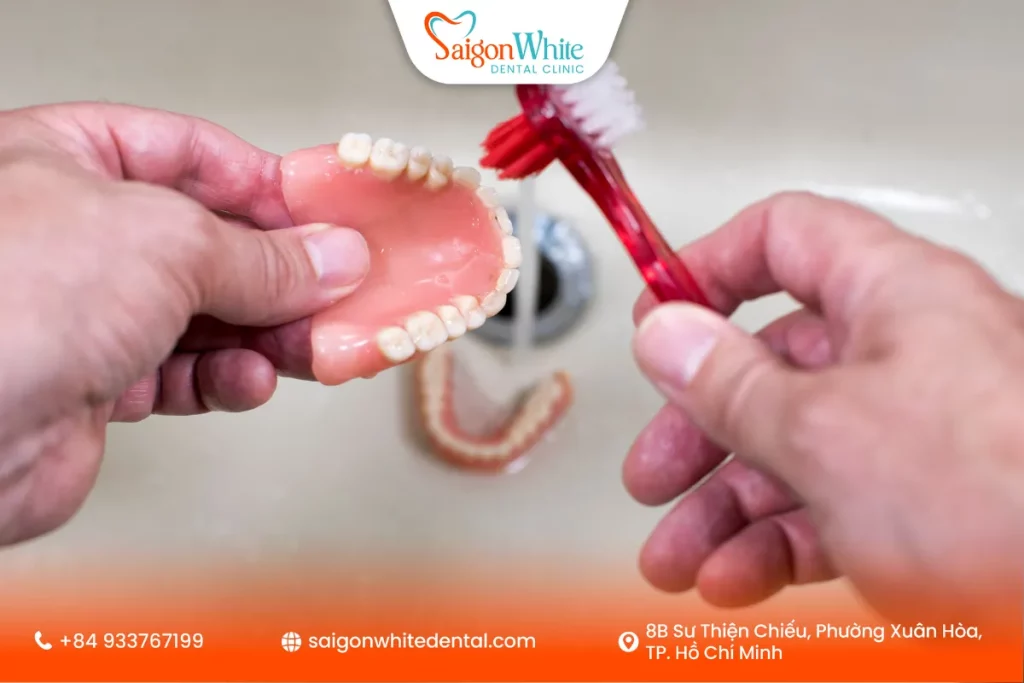 Cách chăm sóc răng giả tháo lắp bền và sạch