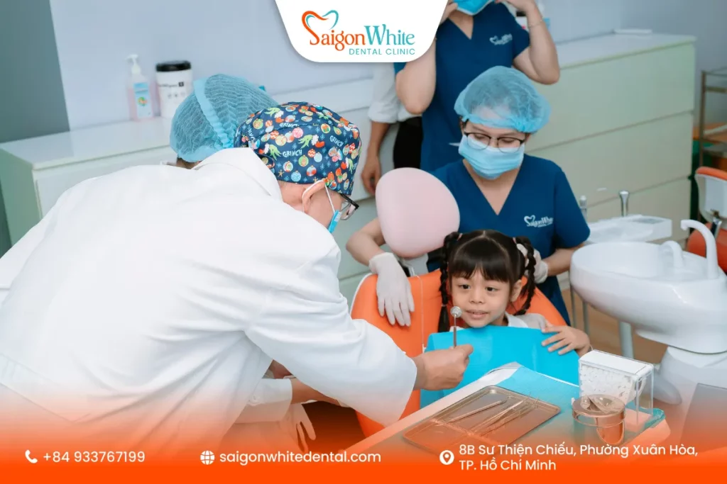 Đội ngũ y bác sĩ tại Nha khoa Sài Gòn White luôn tạo cảm giác thoải mái cho bé trước khi khám răng