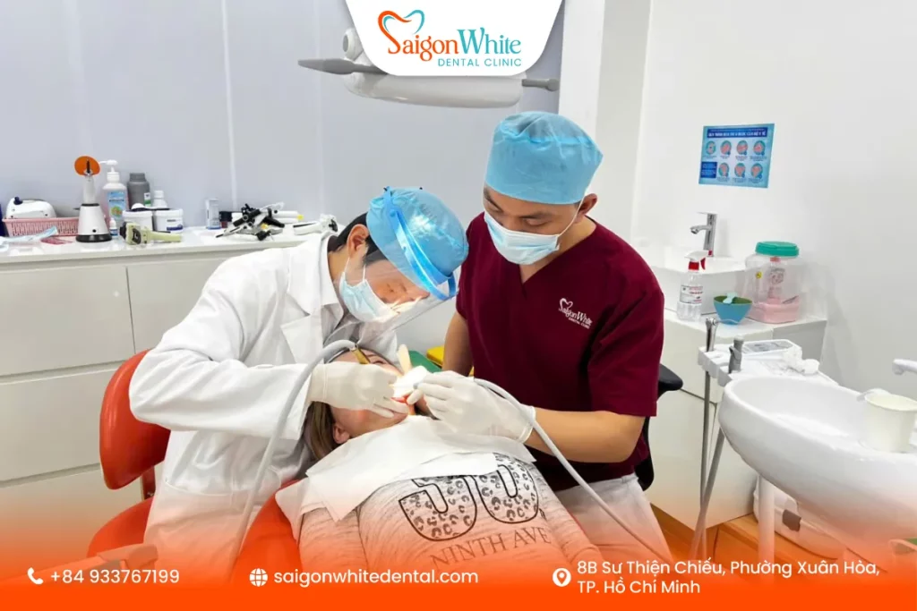 Khách hàng dán sứ Veneer tại nha khoa Sài Gòn White