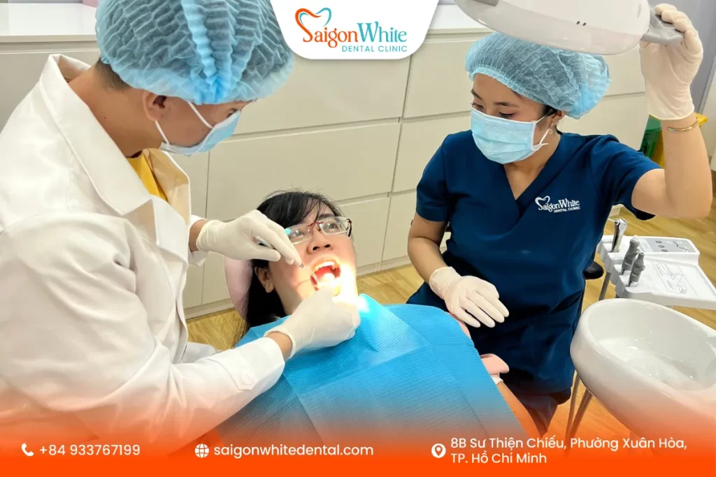 Khách hàng làm răng sứ tại nha khoa Sài Gòn White