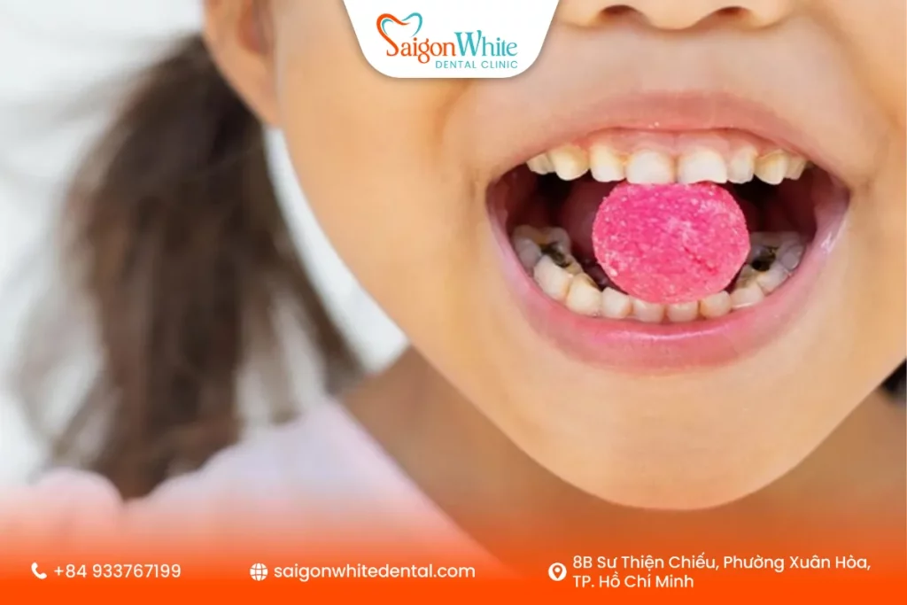 Bé ăn kẹo nhiều dễ dẫn đến bị sâu răng sữa