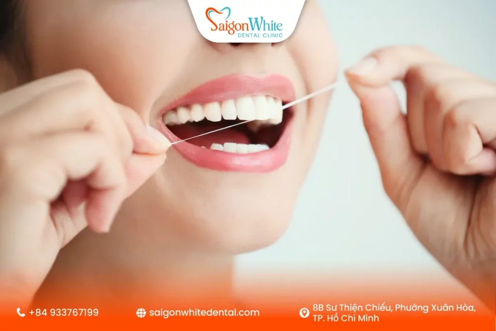 Dùng chỉ nha khoa để vệ sinh răng miệng khi dán sứ Veneer