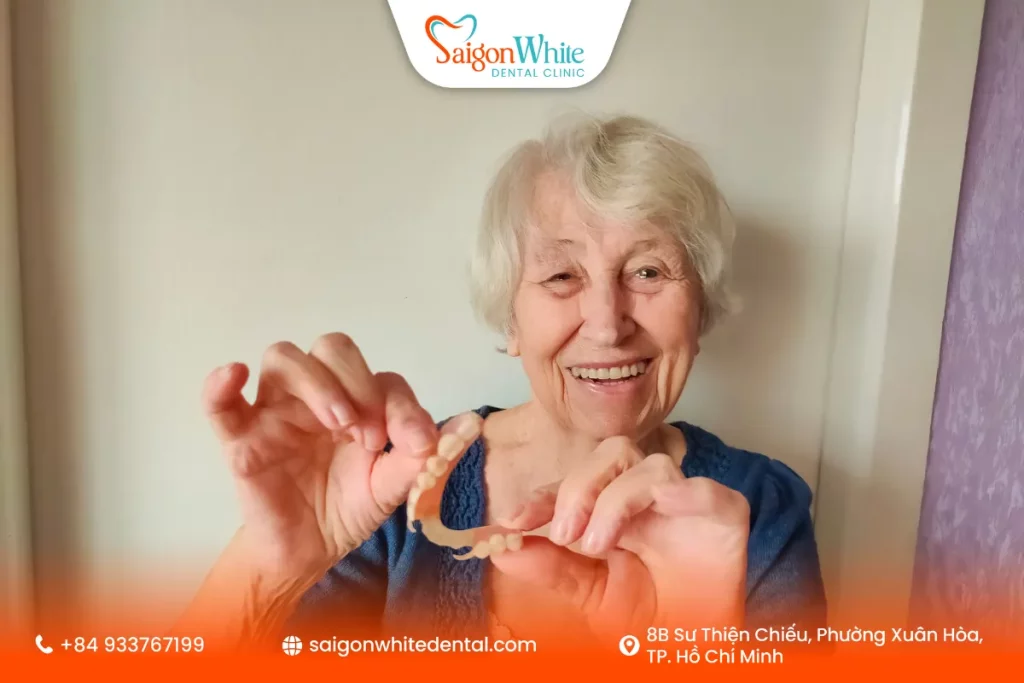 Người già mang hàm tháo lắp có ăn uống thoải mái không?