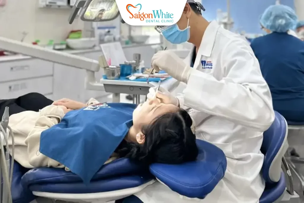 Khách hàng niềng răng tại Nha khoa Paris