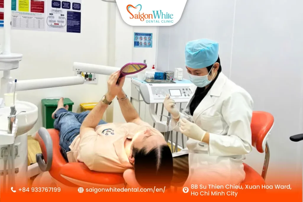 The dentist at the clinic will guide patients on how to care for their mouth after wisdom tooth extraction