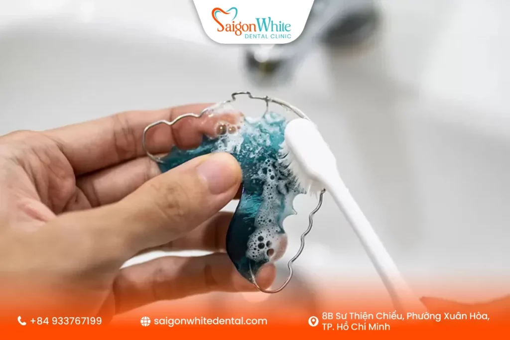 Cách chăm sóc và vệ sinh khi đeo hàm duy trì