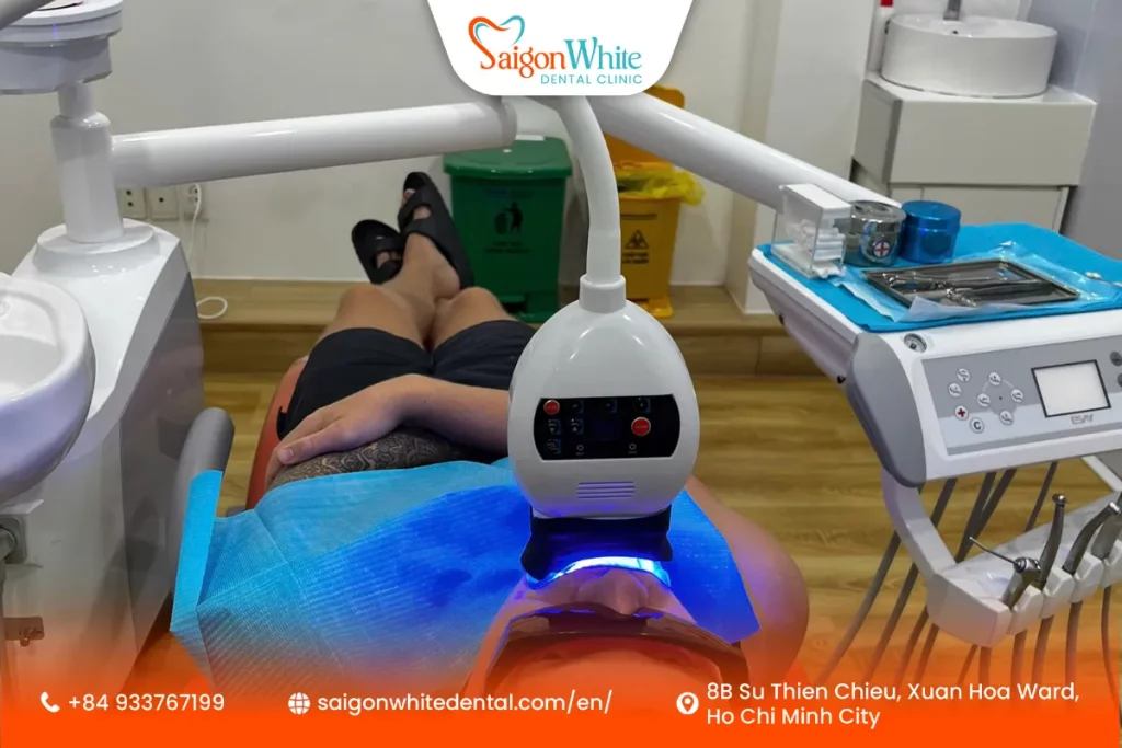 Пациенты, проходящие отбеливание зубов в стоматологической клинике Saigon White во Вьетнаме