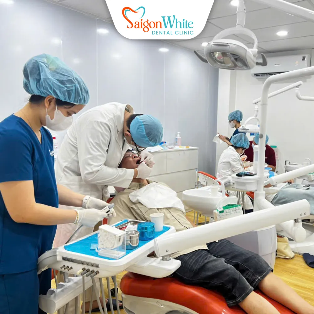 Nha sĩ và phụ tá nha khoa khám cho khách