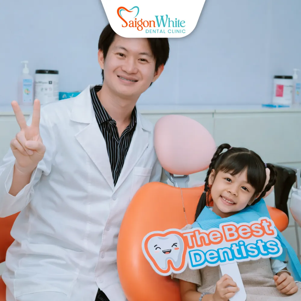 Bác sĩ nha khoa và khách hàng nhí