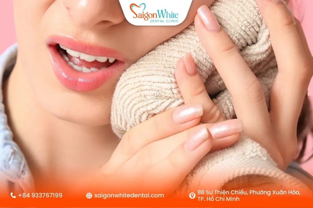 Chườm lạnh bên ngoài má