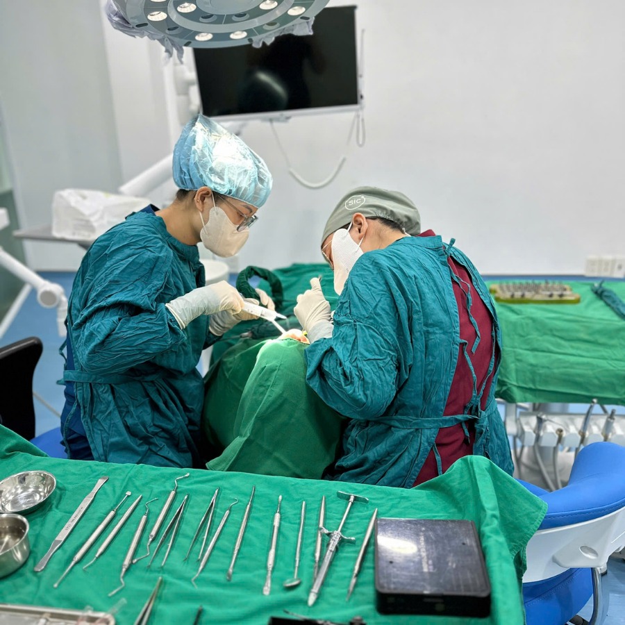 bac si Ngan trong ca phau thuat implant_11zon